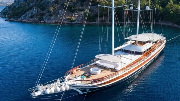 Rent the luxurious Gulet Halcon Del Mar for an exclusive journey along the Turkish coast.